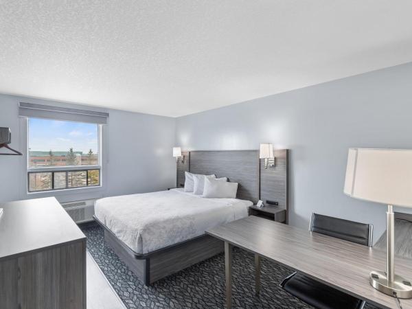 Emerald Hotel & Suites Calgary Airport : photo 2 de la chambre superior king room - disability access/roll-in shower - non smoking