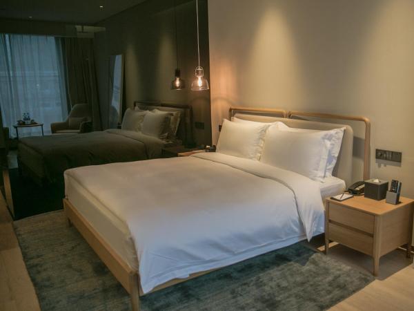 The Nook Hotel Hangzhou - A design hotel, Near subway : photo 2 de la chambre king room with mountain view-free minibar and free daily afternoon tea