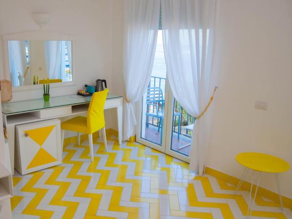 Relais Maresca Luxury Small Hotel & Terrace Restaurant : photo 4 de la chambre suite junior avec 2 balcons - vue sur mer