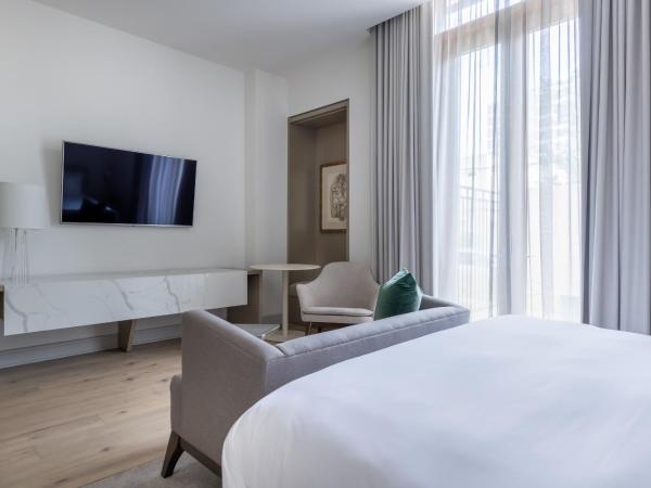 La Colombe d'Or Hotel : photo 9 de la chambre hébergement lit king-size de luxe - tour