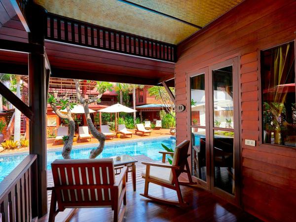 Ruenkanok Thaihouse Resort : photo 4 de la chambre villa au bord de la piscine