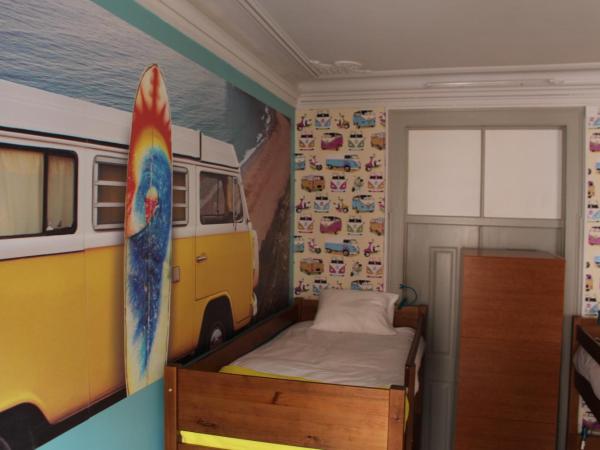 Meeting Hostel : photo 1 de la chambre chambre quadruple Économique avec salle de bains commune