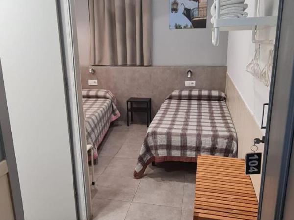 Pensión 45 : photo 2 de la chambre chambre lits jumeaux supérieure - vue sur ville