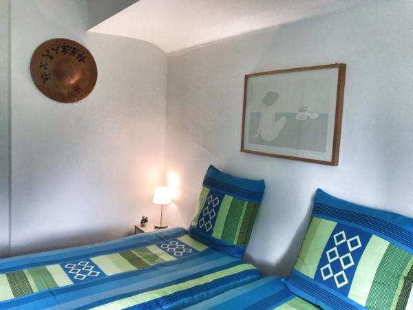 Lindo Lugar - just a 7 minute walk from the airport : photo 4 de la chambre chambre double - vue sur jardin