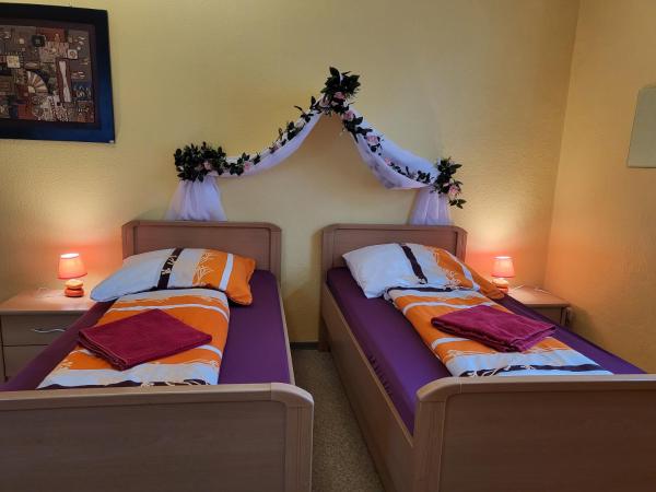 Gasthaus Pavillon : photo 2 de la chambre chambre lits jumeaux standard avec canapé