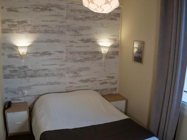 Hotel De l'Univers : photo 5 de la chambre chambre double – vue sur cour