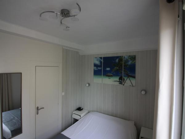 Hotel De l'Univers : photo 8 de la chambre chambre double – vue sur cour