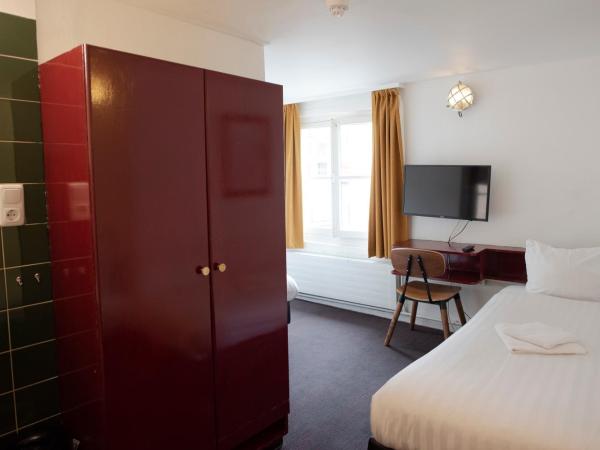 Hotel Internationaal : photo 9 de la chambre chambre triple avec salle de bains commune