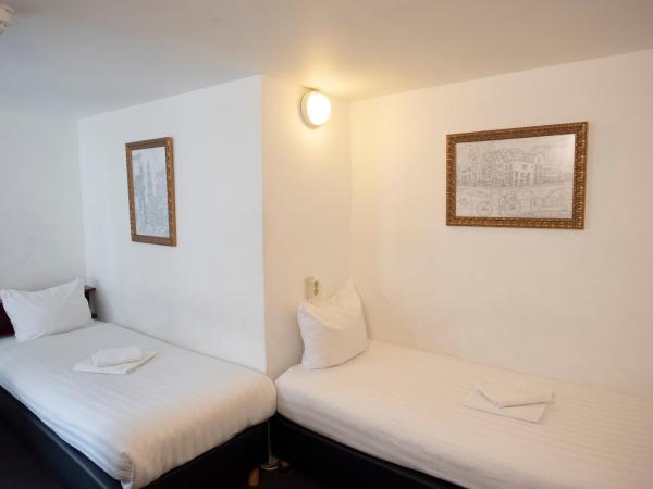 Hotel Internationaal : photo 4 de la chambre chambre triple avec salle de bains commune