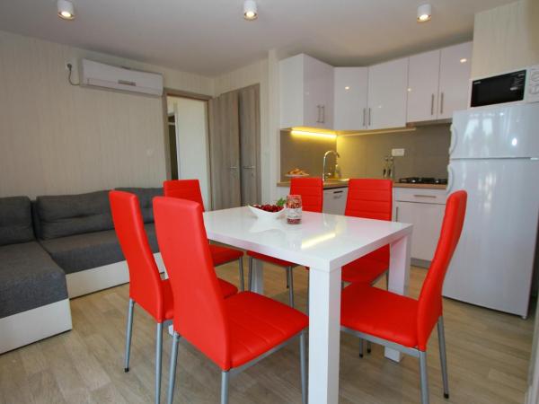 Mobile Homes Camp Galeb : photo 8 de la chambre relax premium three-bedroom mobile home with whirlpool and terrace