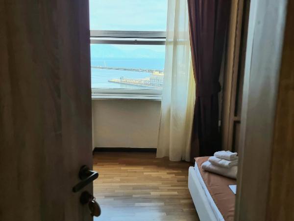 De Gasperi 55 : photo 5 de la chambre chambre lit king-size - vue sur mer