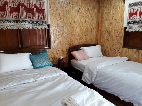 เฮือนไม้ชมนาด Huanmaichommanard : photo 2 de la chambre chambre lits jumeaux
