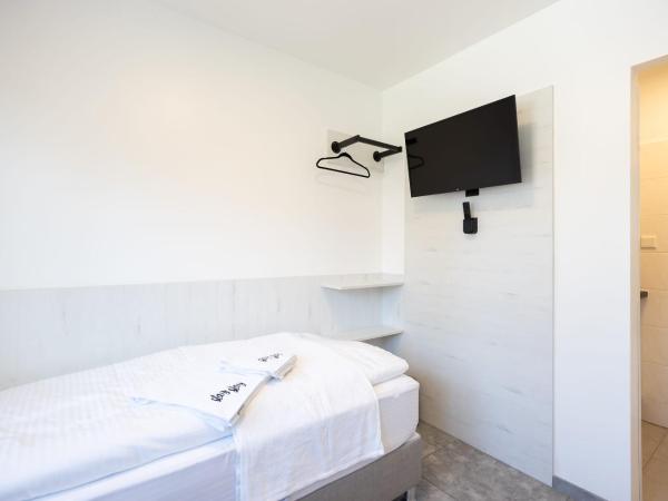 StayStay Guesthouse I 24 Hours Check-In : photo 9 de la chambre chambre simple avec douche 