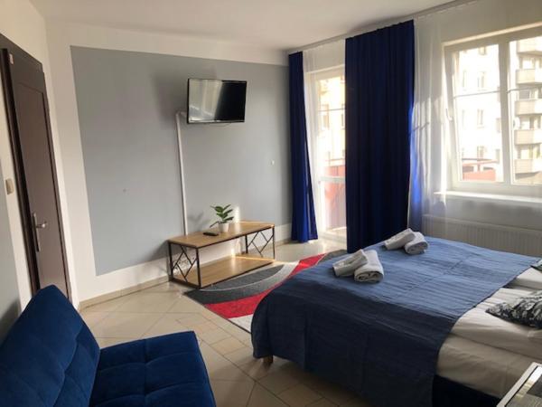 Great Polonia Wrocław City Center : photo 7 de la chambre chambre double avec lit d'appoint et balcon