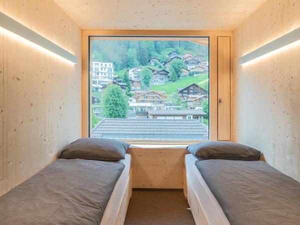 Revier Mountain Lodge Adelboden : photo 3 de la chambre chambre familiale - vue sur ville 