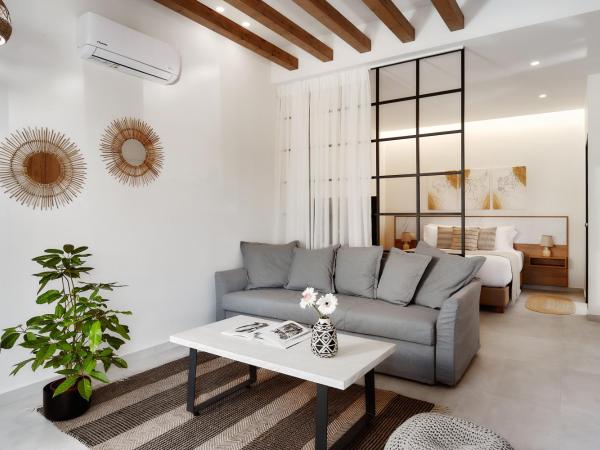 Stay 365 Heraklion Apart Hotel : photo 7 de la chambre suite junior - vue sur jardin