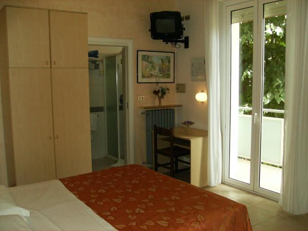 Hotel Villa dei Fiori - sul mare con piscina : photo 3 de la chambre suite 2 chambres