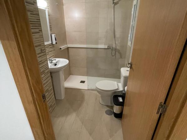 Pensión Portugal : photo 6 de la chambre chambre double ou lits jumeaux avec salle de bains privative