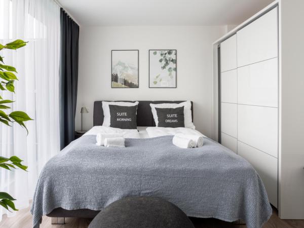 limehome Köln Friesenplatz - Digital Access : photo 3 de la chambre suite xl with balcony and street view