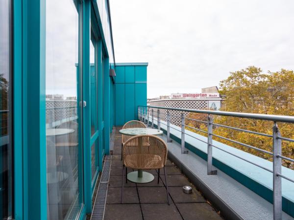 limehome Köln Friesenplatz - Digital Access : photo 6 de la chambre suite xl with balcony and street view