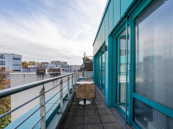 limehome Köln Friesenplatz - Digital Access : photo 8 de la chambre suite xl with balcony & courtyard view