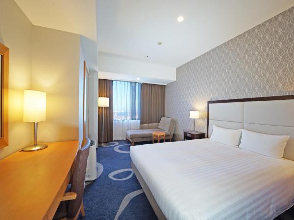 LOISIR HOTEL SHINAGAWA SEASIDE : photo 1 de la chambre chambre lit queen-size - vue sur mer - fumeurs