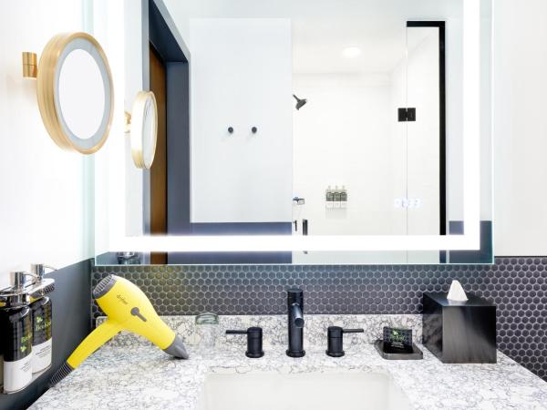 Hyatt Centric Downtown Denver : photo 2 de la chambre chambre 2 lits queen-size avec douche accessible en fauteuil roulant - accessible aux personnes à mobilité réduite