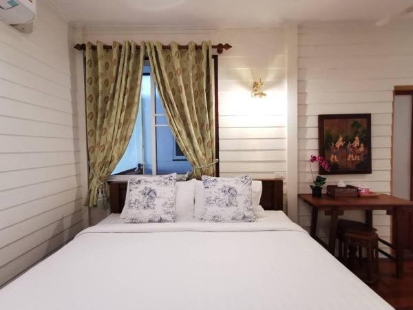 TAVEE Guesthouse : photo 1 de la chambre chambre triple avec climatisation et salle de bains privative