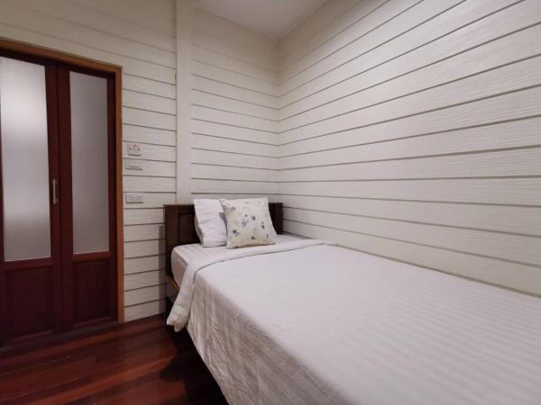 TAVEE Guesthouse : photo 4 de la chambre chambre triple avec climatisation et salle de bains privative