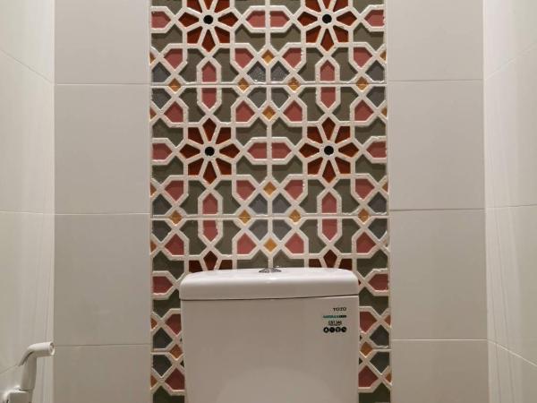 TAVEE Guesthouse : photo 5 de la chambre chambre double avec ventilateur et salle de bains commune