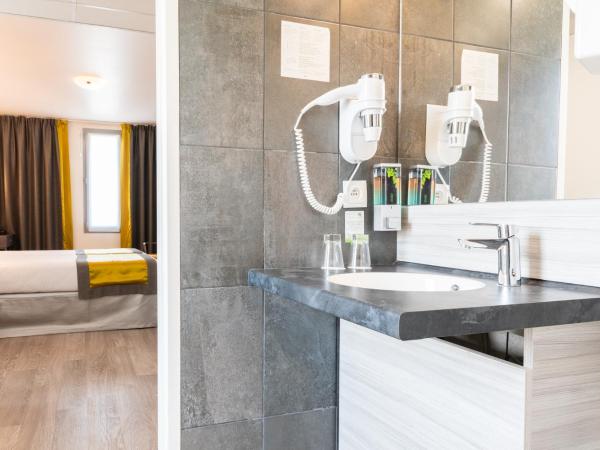 Hôtel Versailles Chantiers : photo 3 de la chambre chambre lits jumeaux pour personnes à mobilité réduite