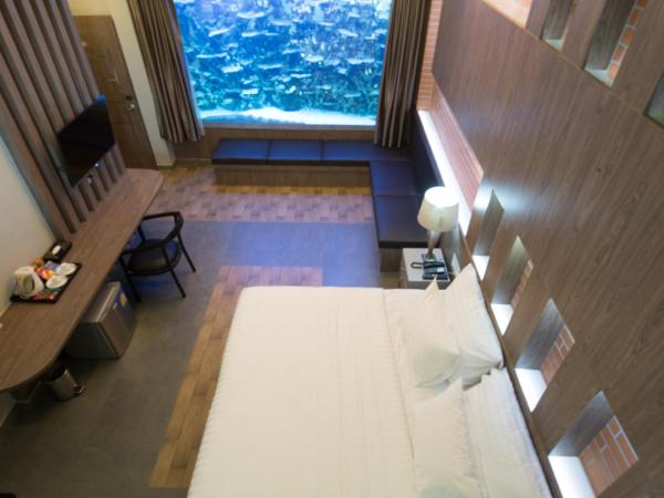 V20 Boutique Jacuzzi Hotel - SHA Extra Plus : photo 3 de la chambre suite aquarium