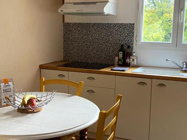 Cosy Studio en résidence privée : photo 1 de la chambre chambre double avec salle de bains privative