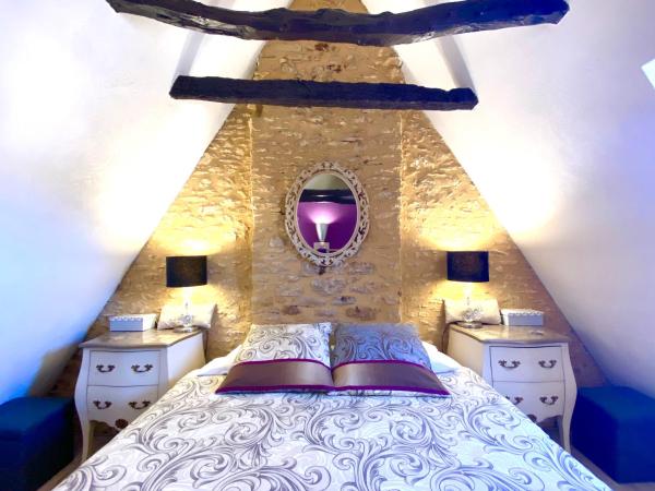 La Clef des Songes B&B de charme - Sarlat Centre - Parking gratuit - Piscine et espace bien-être à 400mètres : photo 6 de la chambre chambre double - 2ème Étage mansardé