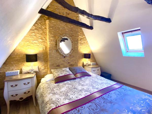 La Clef des Songes B&B de charme - Sarlat Centre - Parking gratuit - Piscine et espace bien-être à 400mètres : photo 7 de la chambre chambre double - 2ème Étage mansardé