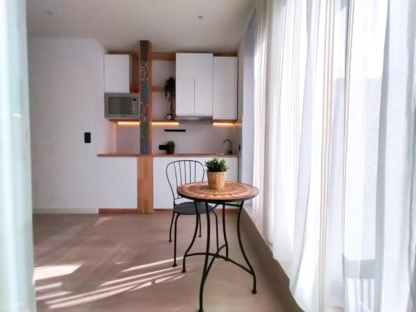 Far Home Bernabeu : photo 1 de la chambre studio avec balcon