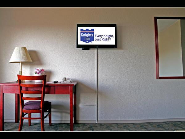 Knights Inn Kamloops : photo 10 de la chambre chambre 2 lits queen-size - non-fumeurs