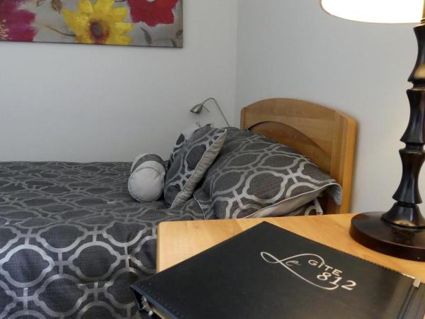 Gîte le 812 : photo 3 de la chambre chambre double avec salle de bains commune