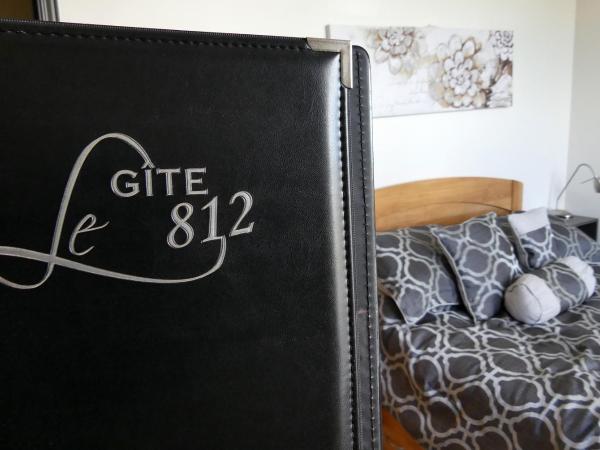 Gîte le 812 : photo 1 de la chambre chambre double avec salle de bains commune