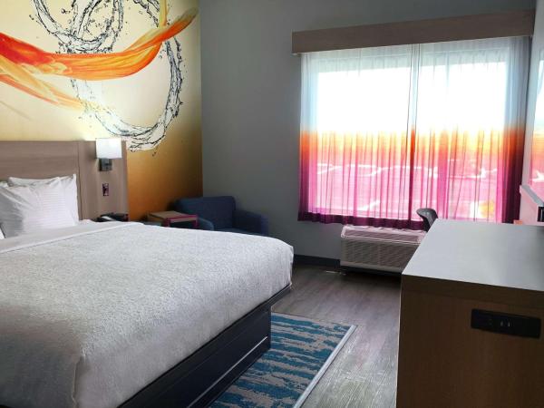 La Quinta Inn & Suites by Wyndham San Antonio Seaworld LAFB : photo 1 de la chambre chambre lit king-size avec douche accessible en fauteuil roulant - adaptée aux personnes malentendantes/à mobilité réduite - non-fumeurs