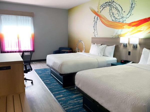 La Quinta Inn & Suites by Wyndham San Antonio Seaworld LAFB : photo 2 de la chambre deluxe mobility/hearing accessible room with two queen beds and tub with grab bars - non-smoking