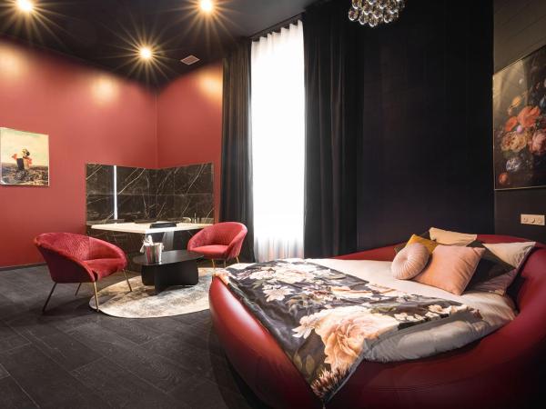 Legend Majestic Superbe Love Room - Jacuzzi - Champagne - Romantisme - parking privé : photo 3 de la chambre suite avec baignoire spa