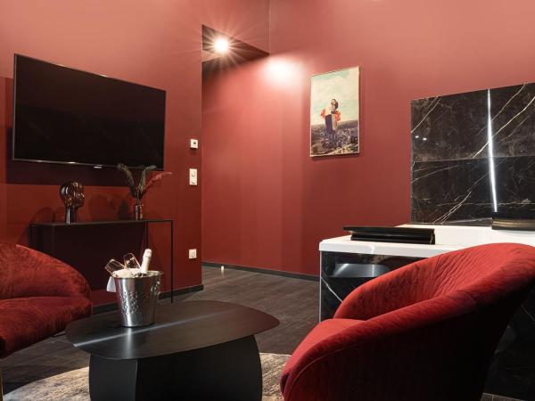 Legend Majestic Superbe Love Room - Jacuzzi - Champagne - Romantisme - parking privé : photo 10 de la chambre suite avec baignoire spa