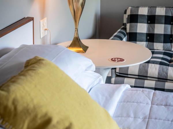 Hotel Broad Ripple : photo 3 de la chambre chambre lit king-size avec balcon