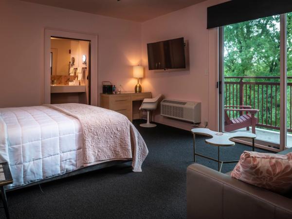 Hotel Broad Ripple : photo 1 de la chambre chambre lit king-size avec balcon