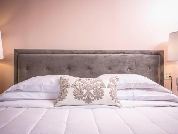 Hotel Broad Ripple : photo 2 de la chambre chambre lit king-size avec balcon