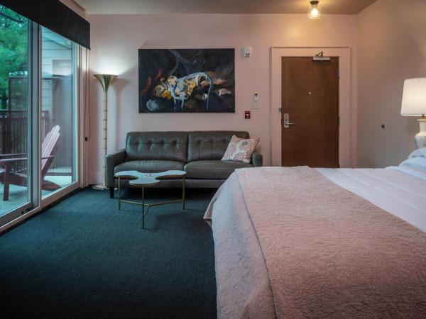Hotel Broad Ripple : photo 5 de la chambre chambre lit king-size avec balcon