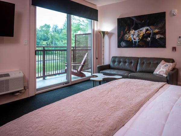 Hotel Broad Ripple : photo 6 de la chambre chambre lit king-size avec balcon