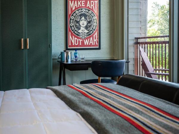 Hotel Broad Ripple : photo 1 de la chambre chambre lit queen-size avec balcon