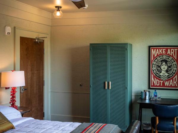 Hotel Broad Ripple : photo 8 de la chambre chambre lit queen-size avec balcon